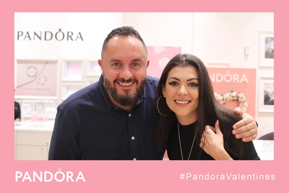 Two guests in a pink Pandora Valentine’s photo frame.