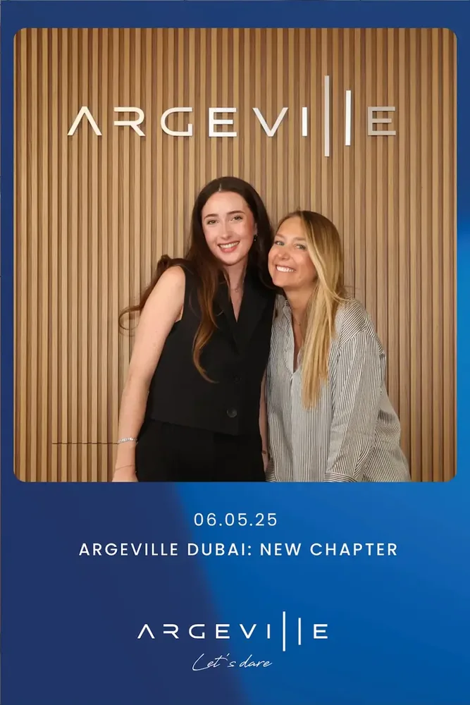 Two guests in a blue Argeville event photo frame.